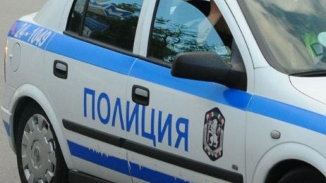 Афганистанец опита на целуне жена, вкараха го в ареста