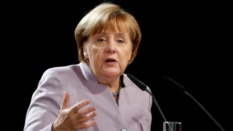 Меркел втвърди тона за депортиране на отхвърлените мигранти