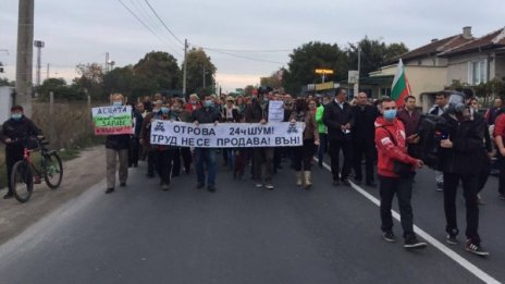 Над 1000 души блокираха пътя Пловдив-Карлово