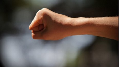 От любов към момиче: Тийнове се хванаха за гушите
