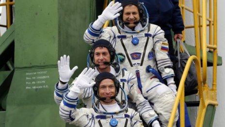 Корабът "Союз" с трима космонавти на борда се скачи с МКС