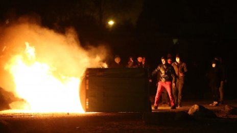 Сълзотворен газ срещу мигранти в Кале, замеряли полицаи с камъни