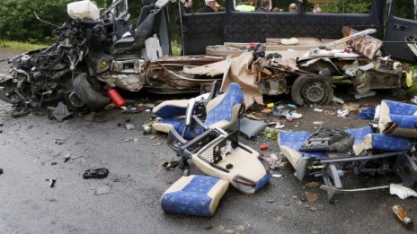 Тринайсет загинали в катастрофа на автобус в Калифорния