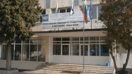 Четирима тийнеджъри в болница след меле пред школо