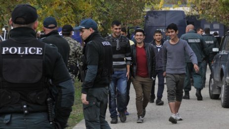"Бягащи от войни" на бунт. Какво става в Харманли?