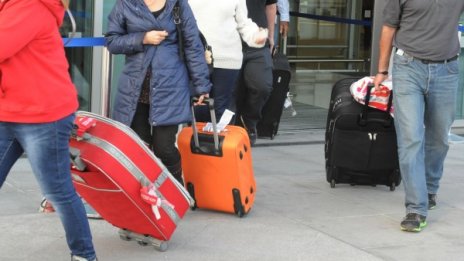 45 хил. българи годишно стягат куфарите, за да се трудят навън