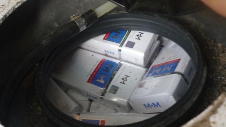 Митничари намериха контрабандни цигари в резервоар 
