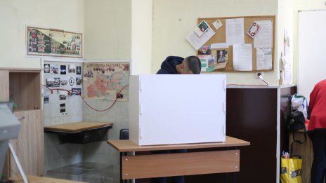 Продължават проблемите с машинното гласуване в Бургас, Троян, Поморие