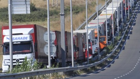 Колони от ТИР-ове по българо-турската граница