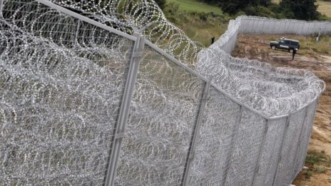 Патриотите искат водни оръжия срещу бежанците