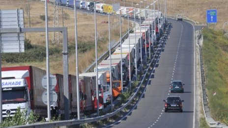 На родните ГКПП-та: 50 часа престои при нечовешки условия
