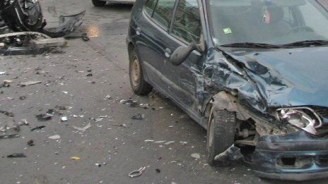 Кръв на пътя: Младеж заби колата си в друга, уби двама