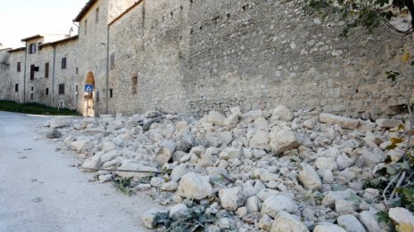 Тухли и отломки в Италия след труса, затвориха "Свети Павел"