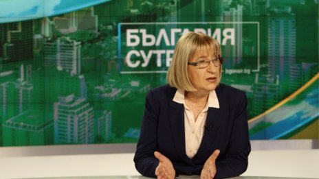 Цачева за Борисов: Прекъсвам го, а той ме сочи с пръст...