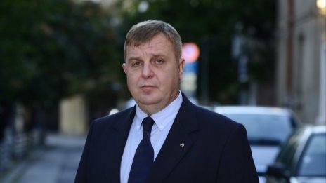 Каракачанов: Няма да допусна българите да издържат нелегалните имигранти!