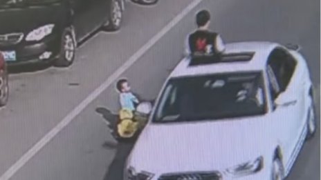 Опасности на пътя: Мъничко китайче в големия трафик