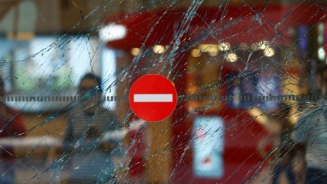 За храна и топличко: Мъж строши витрина, иска в психиатрията