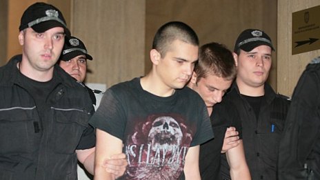 Малкият Еци - затварян в шкаф, ритан по врата...