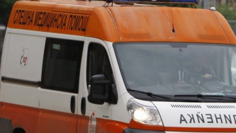 Без ръчна, на свободна... Кола без шофьор удари майка и дете