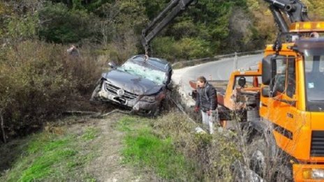Джип изтърва завоя, заби се в двор на къща