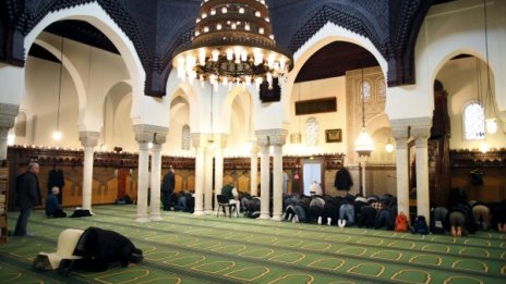 Франция затваря 4 джамии за проповядване на радикален ислям