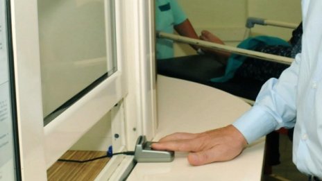 Системата с отпечатъците се бъгна! В болниците – с лична карта