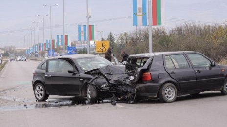 Две коли се удариха, блокираха "Кукленско шосе" в Пловдив
