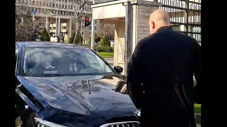 Фалшивият иподякон Наско Стефанов се хвърли върху автомобила на Надежда Нейнски