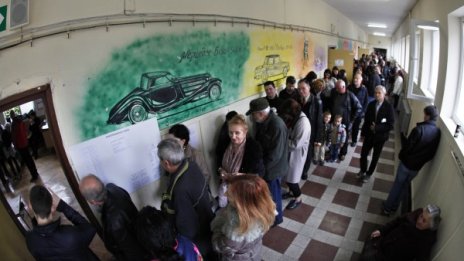 Тълпи от хора пред урните, повече и от на парламентарен вот