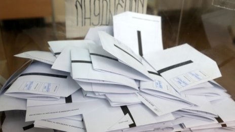 Референдумът на кантар с 49,3% гласували, но с три твърди "Да"