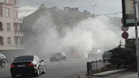 Автобус гори като факла на Орлов мост. Няма пострадали