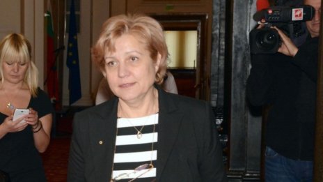 Менда Стоянова: Планираме повече приходи в бюджет 2017 г. 