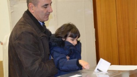 Цветанов пуснал бюлетина за "знаещия президент"