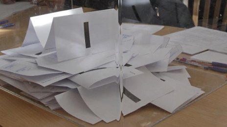 Наблюдатели: Бюлетините повсеместно се отварят