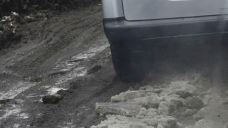 Сняг натрупа на Петрохан, движението е затруднено