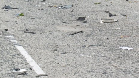 Млада дама зад волана: Газ и... ел стълб на две