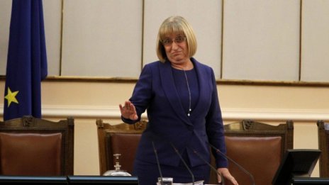 ГЕРБ на крак и аплодисменти: За Цачева! Тя: Оставам!  