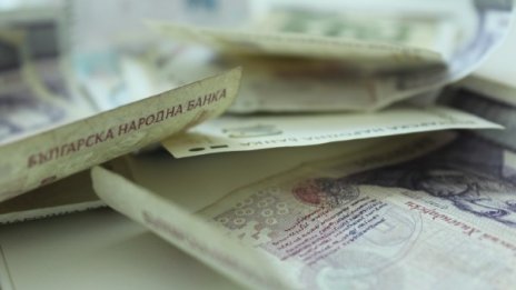 Плоският данък остава да действа. Засега