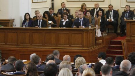 Оставката – политическа незрялост или правилният ход?