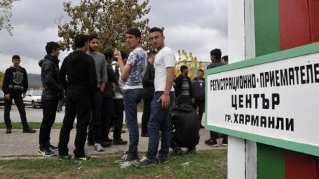 БХК иска разследване, биели и ограбвали бежанците на браздата