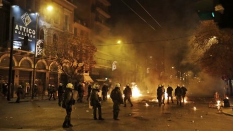 Сблъсъци между анархисти и полицията в Атина