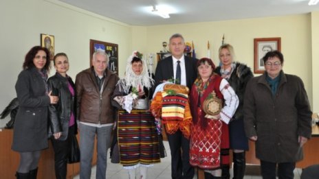 "Златни" и "сребърни" сватбари си поканиха кмет за кум 