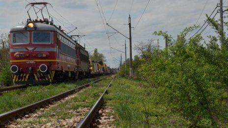 Опасно селфи: Дете с 60% изгаряния, качило се върху вагон