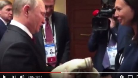Перуанка изплете пуловер на Путин