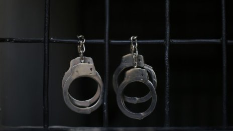 Закопчаха врачка от Перник, взела 30 бона за "черна магия"