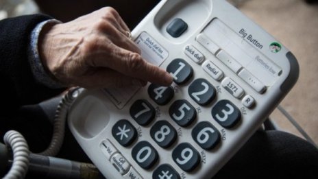 Възрастна жена даде ?4 000, за да "помогне" на полицаи