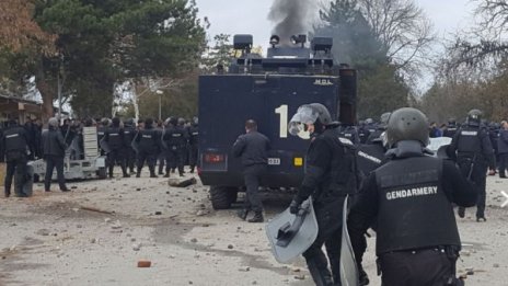 Огън, камъни, водни оръдия: Бежанци vs. полиция в Харманли