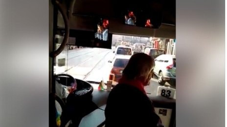 Ало, чуваш ли ме? Шофьор на автобус не спира да си бъбри зад волана