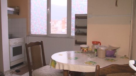 За дълг от 300 лева &ndash; половин панелен апартамент за продан!