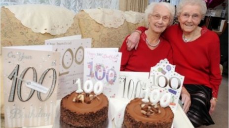Близначки отпразнуваха заедно 100 лета. Да почерпят!